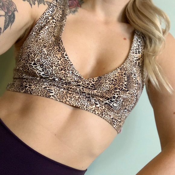 Small, super soft & sexy, leopard print yoga top - Picture 2 of 9
